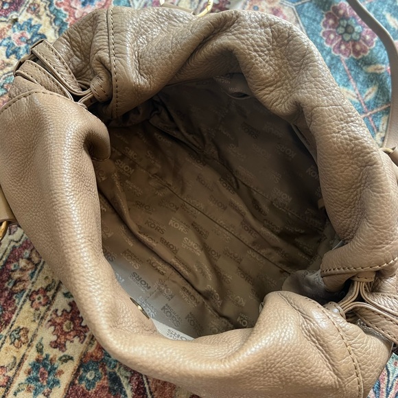Michael Kors light Brown pebble Leather boho Shoulder Bag with gold accents - Picture 11 of 15